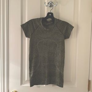 lululemon Swiftly Tech 2.0 Hip Length t-shirt Women’s size 6